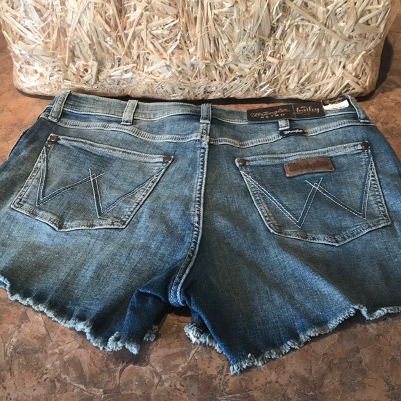 Wrangler retro Bailey high-rise denim shorts - Picture 1 of 12